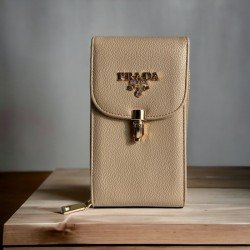 ΠΟΡΤΟΦΟΛΙ ΜΕΣΗΣ - ΧΕΙΡΟΣ ΜΕ ΘΗΚΗ ΚΙΝΗΤΟΥ PRADA ΜΠΕΖ ΣΚΟΥΡΟ